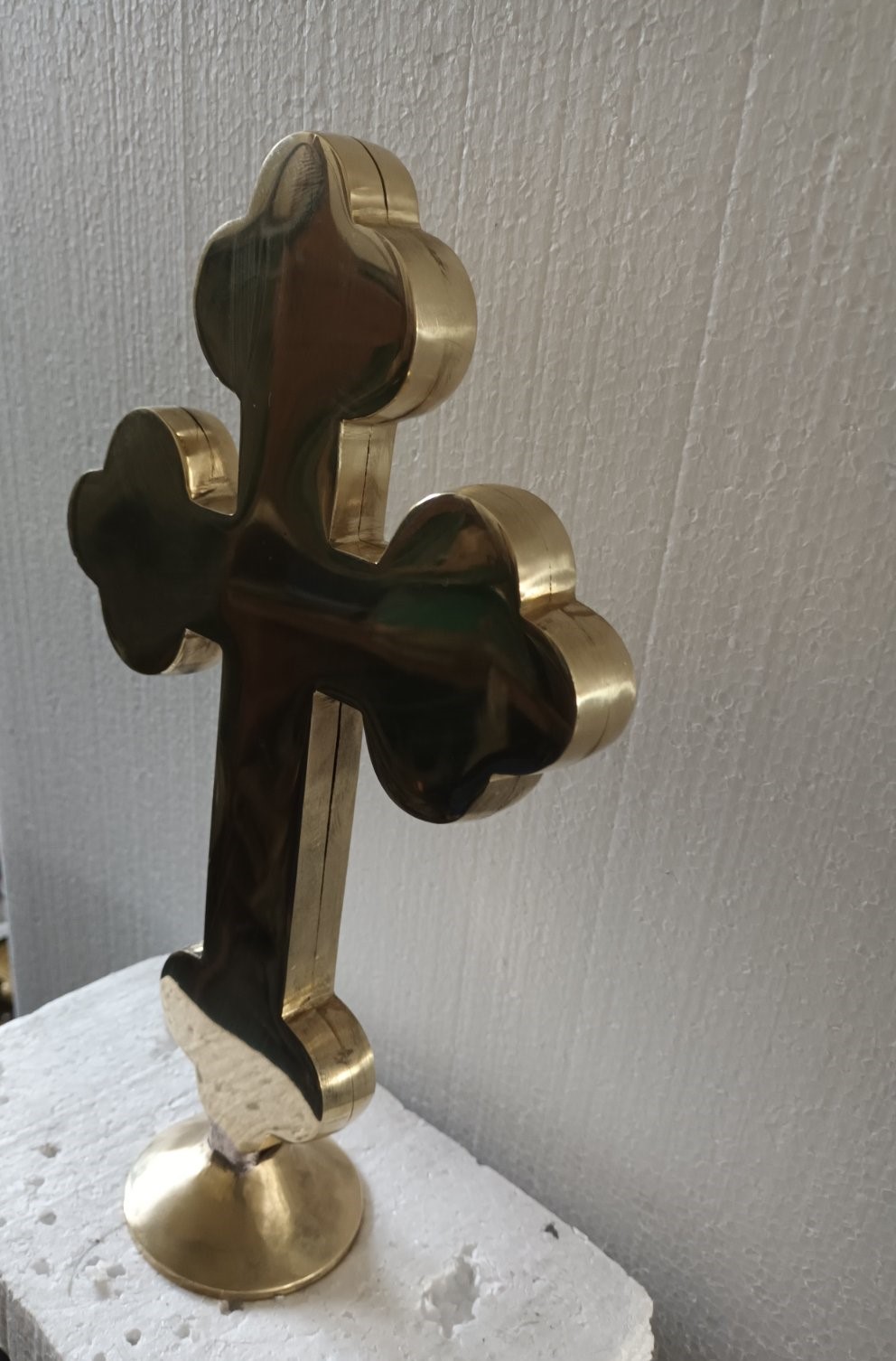 krst od mesinga po narudžbini